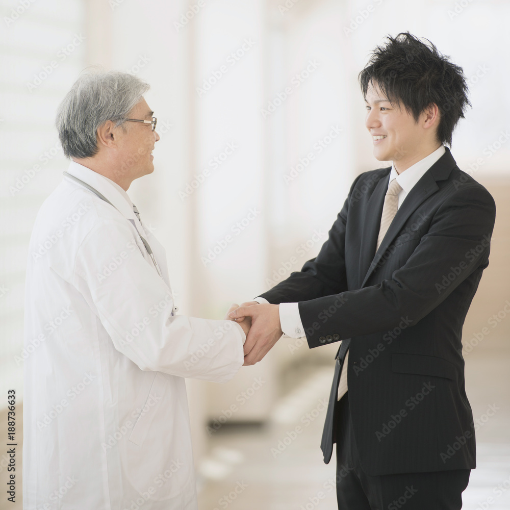 握手をする医者とMR