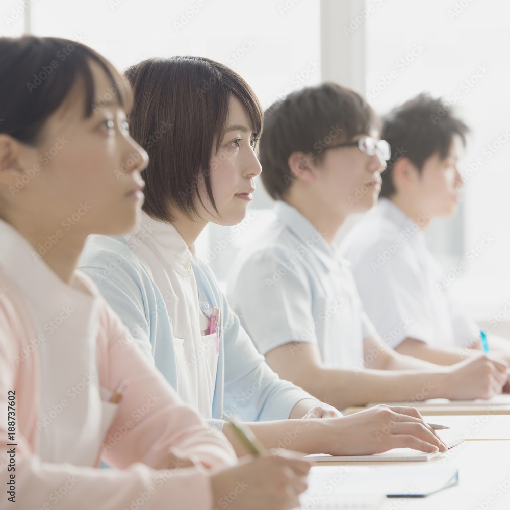 教室で授業を受ける看護学生 教室で授業を受ける看護学生