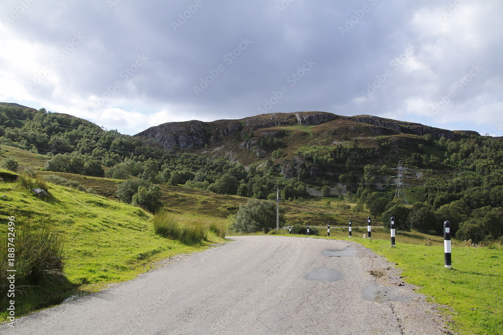 Straße am Loch Duntelchaig, Inverness shire im schottischen Hochland, 