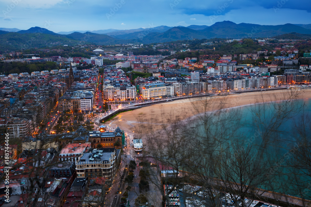 Obraz premium Above view of La Concha beach in twilight at San Sebastian