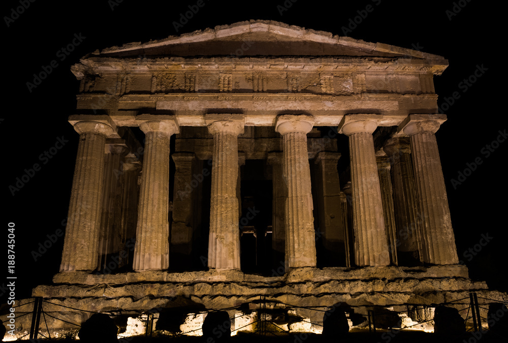 Fototapeta premium Greek Temple during sunset in Agrigento, Sicily