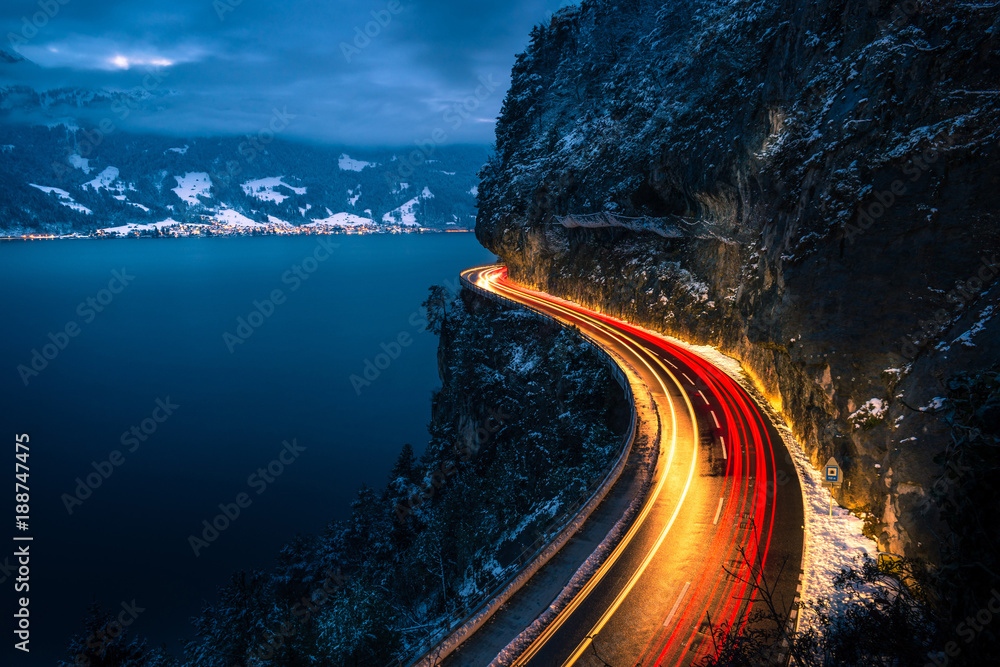 Φωτογραφία Bergstrasse mit Lichtstreifen