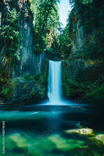 Fototapeta Naklejka Na Ścianę i Meble -  Green Waterfall 