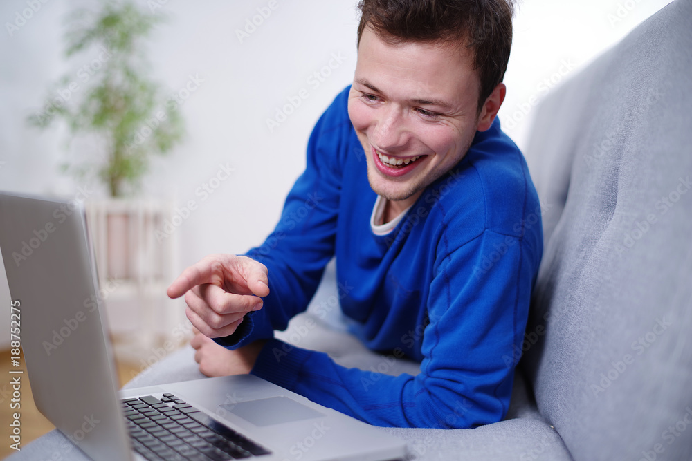 Mann am Laptop auf der Couch 