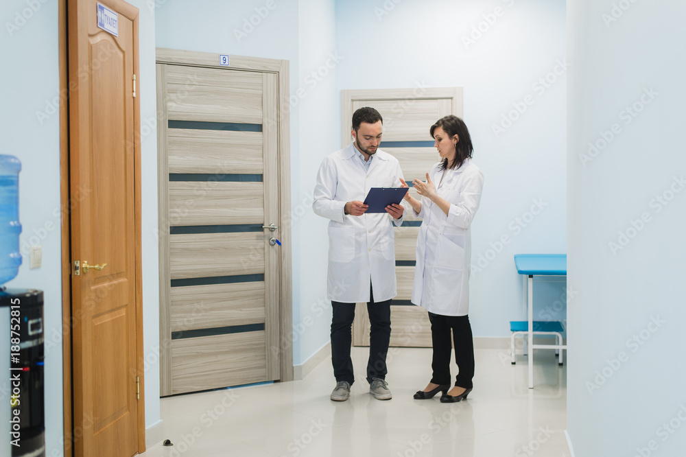 Two doctors discussing diagnosis while walking