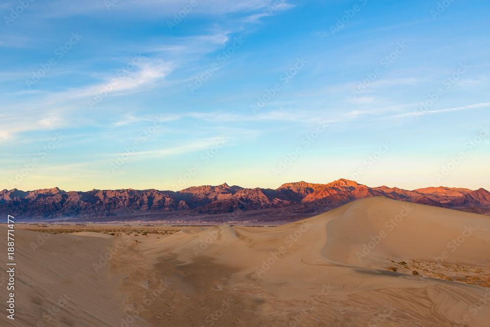 Naklejka premium Sunset over Mesquite Flat Sand Dunes in Death Valley National Park, California, United States