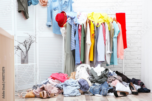 Foto Messy dressing room interior with clothes rack