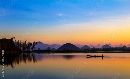 湖边的日出、彩霞和倒影 © aivy521521