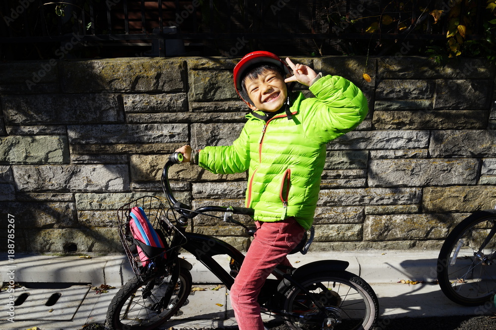 自転車に乗る少年 小学生 低学年 ヘルメット 安全 補助なし 練習 Stock Photo Adobe Stock 自転車に乗る少年 小学生 低学年 ヘルメット 安全 補助なし 練習 Stock Photo Adobe Stock