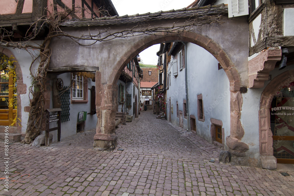 Torbogen in einer mittelalterlichen Stadt