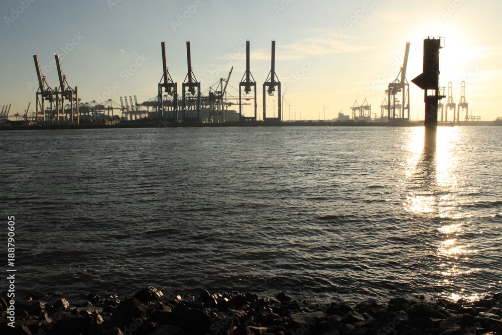 Hamburger Hafensilhouette; Blick von Övelgönne über die Elbe