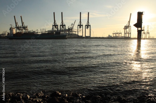 Hamburger Hafensilhouette; Blick von Övelgönne über die Elbe zum Waltershofer Container Terminal