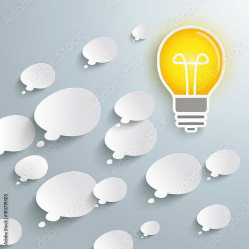 Gedankenblasen mit einer Glühbirne
