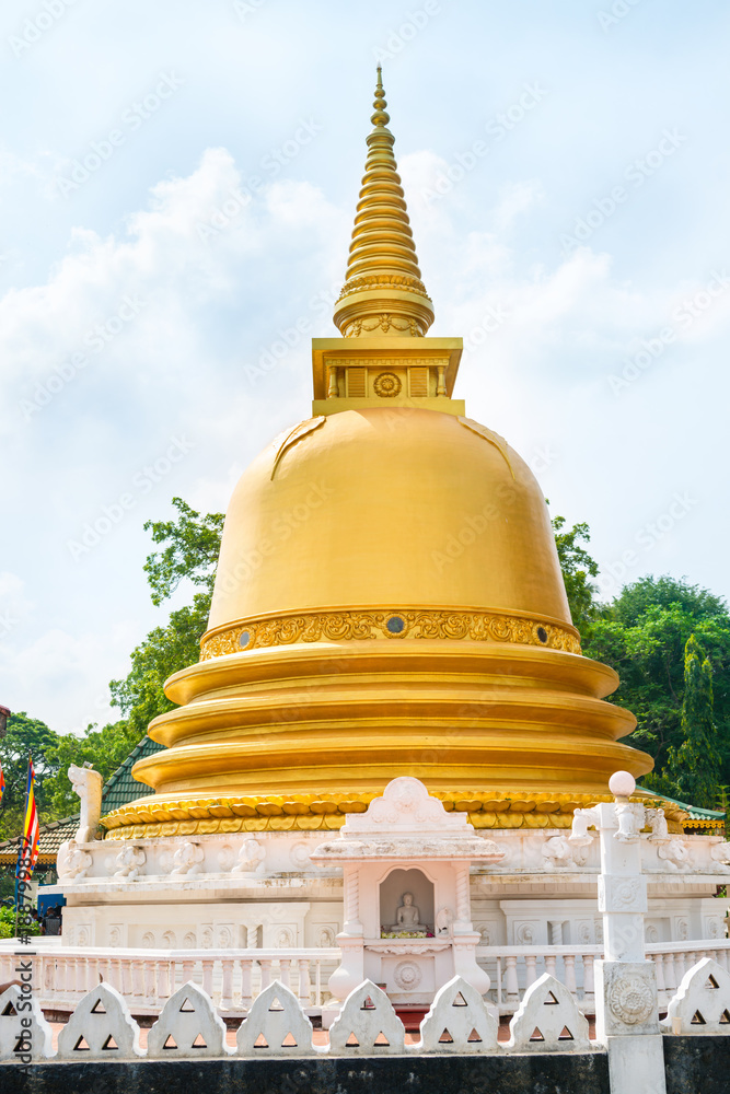 Fototapeta premium Golden buddhist dagoda or stupa monument