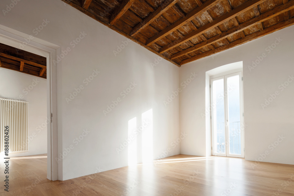 Obraz premium Empty room with large windows and antique beams