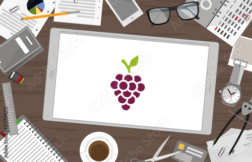 Schreibtisch mit Tablet - Weintraube