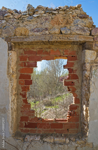Boquete o agujero en ventana de construccin en ruinas photo
