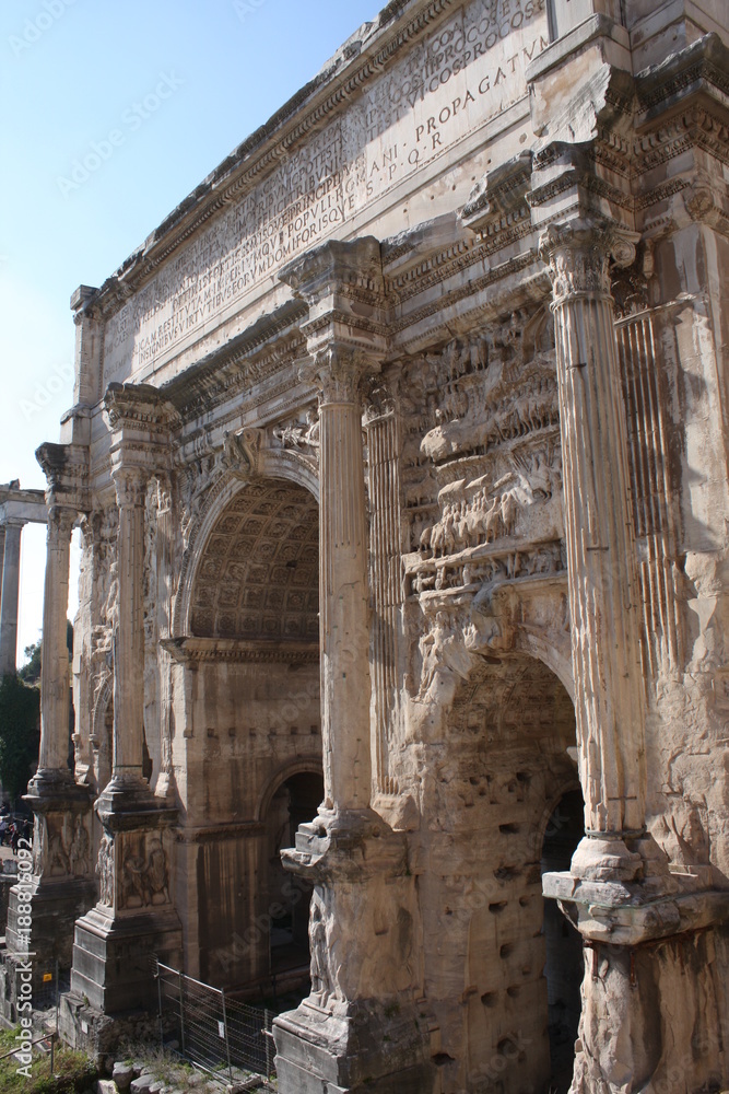 Obraz premium Septimius Severus Arch Roman Forum Rome Italy. Stone arch was erected in 203 AD in honor of Emperor Septimius Severus, who reigned from 193-211 AD. Panels celebrate victories in Parthia and Arabia.