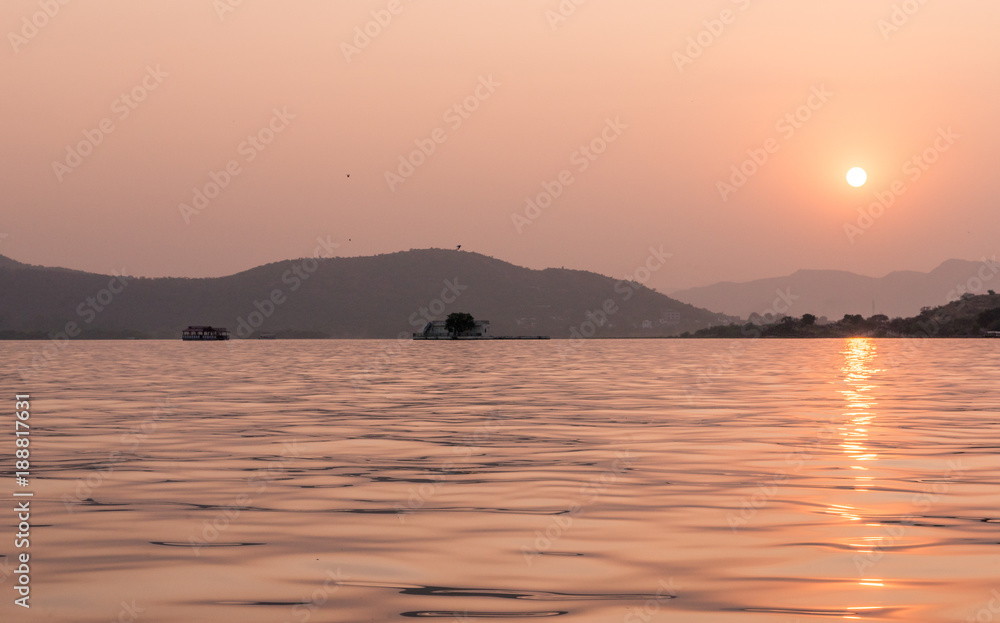Naklejka premium Sunset over Lake Pichola, Udaipur, Rajasthan