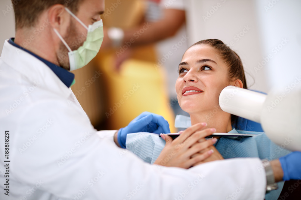 Obraz premium Dentist started to make x-ray shot of patient's tooth