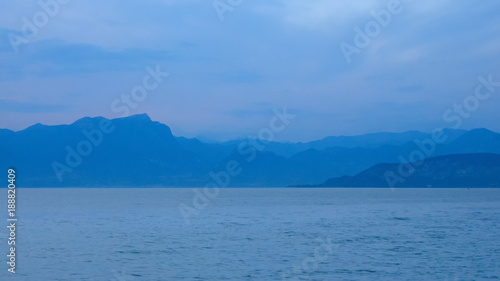 Unscharfe Silhouette der Berge am Gardasee zur Blauen Stunde
