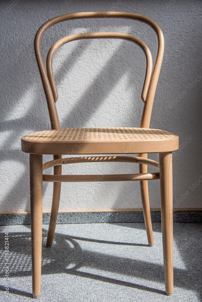 Thonet Stuhl aus Buchenholz und Flechtwerk Stock-Foto | Adobe Stock