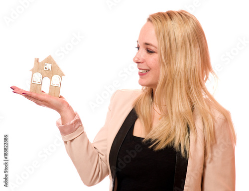 Attraktive junge Frau mit Haus in der Hand 