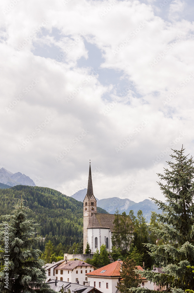 Scuol, Dorf, Bergdorf, Kirche, reformierte Kirche, Engadin, Unterengadin, Graubünden, Alpen, Engadiner Häuser, Sommer, Nationalpark, Schweiz