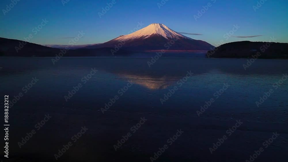 厳冬期の富士山と結氷した山中湖