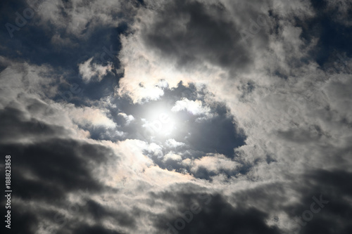 雲間に見える太陽と青空「雲の風景」希望の光、未来の光、栄光の光、神秘的、輝き、成功などのイメージ
