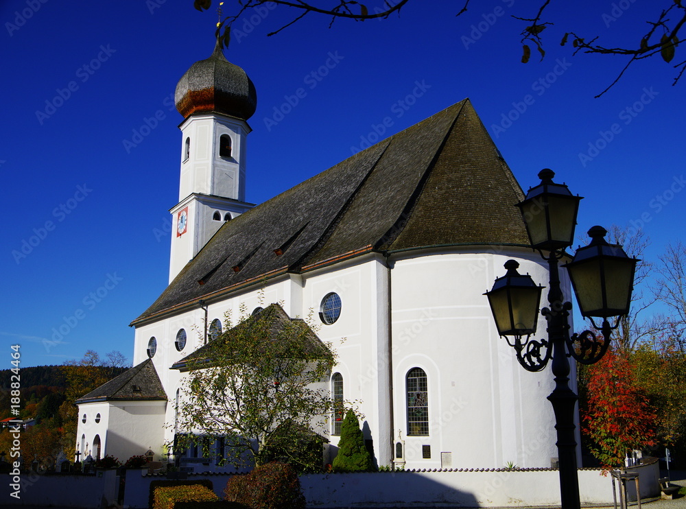 Gepflegte alte Kirche mit Zwiebelturm