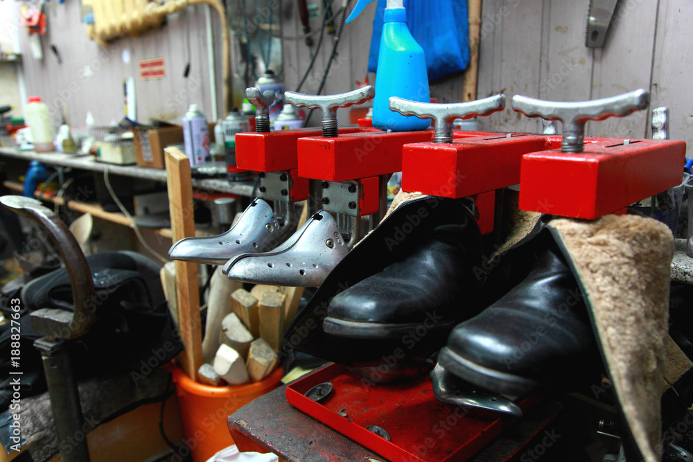 Workshop repair shoes. Are the machines for stretching