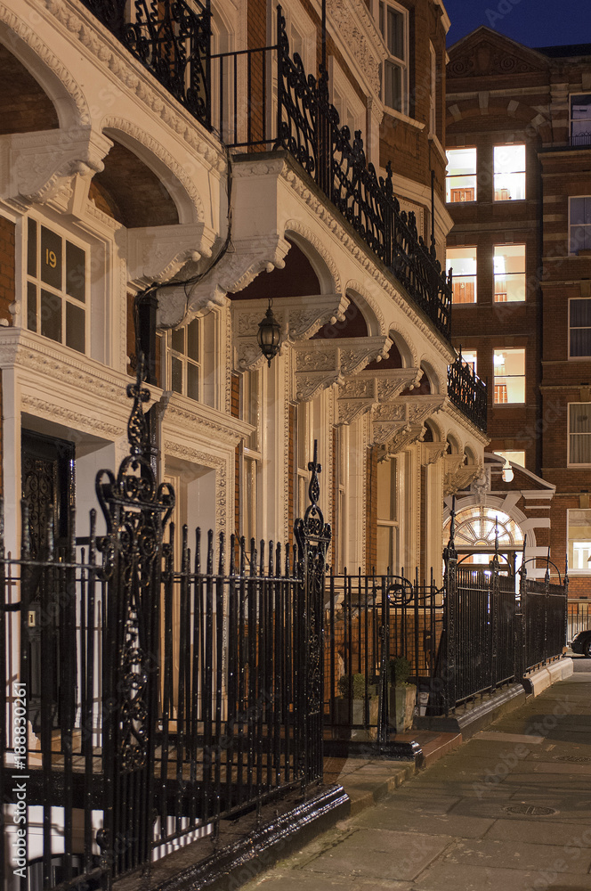 Fototapeta premium ロンドン 街並び 夜景 フェンス アパート