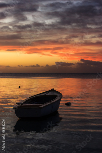 barque au coucher de soleil, île maurice