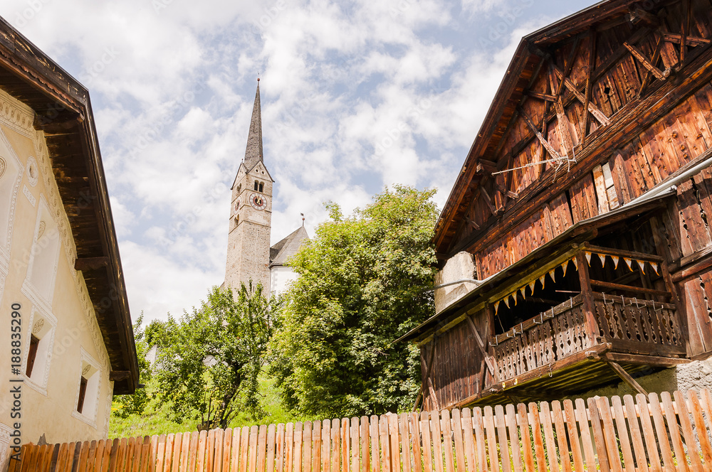 Obraz premium Scuol, Dorf, Kirche, reformierte Kirche, Dorfkern, Engadinerhaus, Engadin, Unterengadin, Alpen, Inn, Fluss, Graubünden, Sommer, Schweiz