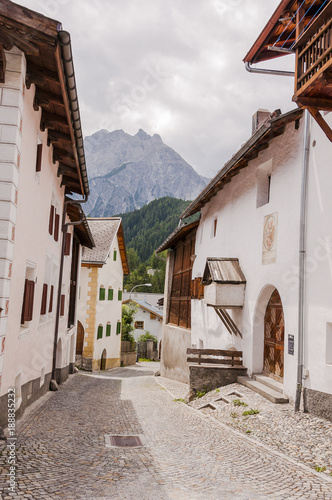 Scuol, Dorf, Engadiner Dorf, Engadin, Unterengadin, Engadiner Häuser, Engadiner Haus, Gassen, Alpen, Wanderferien, Graubünden, Sommer, Schweiz