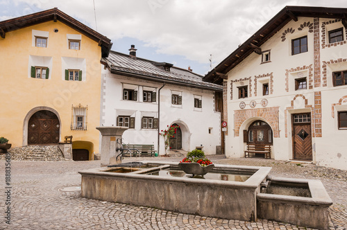 Scuol, Dorf, Bergdorf, Engadin, Unterengadin, Engadiner Häuser, Dorfplatz, Dorfbrunnen, Alpen, Graubünden, Inn, Fluss, Sommer, Schweiz photo