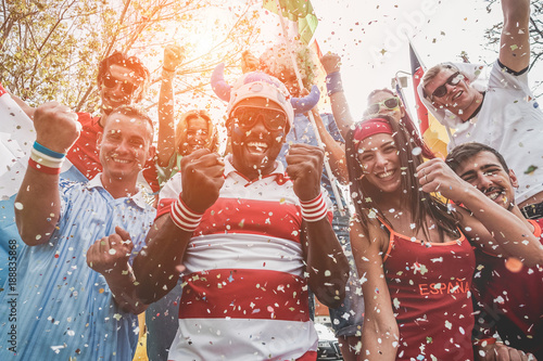 Foto Multinational football supporters celebrating the begin of world competition