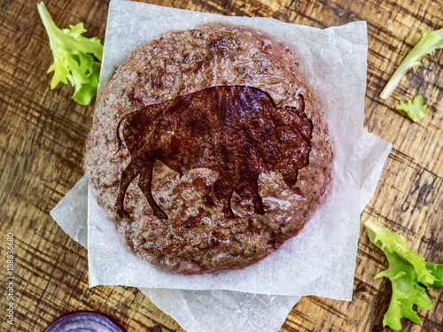 Burger-Patty mit Rind-Brandzeichen