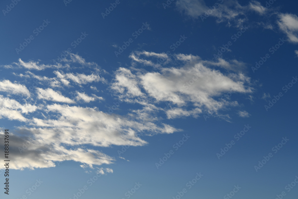  青空と雲「雲の風景」さすらう人生、さすらい人、放浪するなどのイメージ