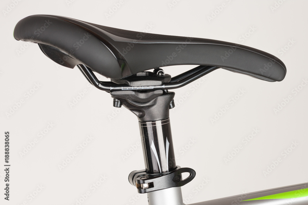 Naklejka premium Siodło rowerowe na białym tle, widok z bliska, studio fotografii