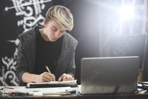 Fotografi Portrait of a master calligrapher