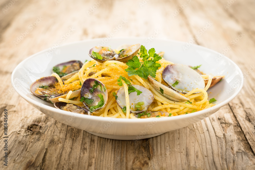 Spaghetti con vongole e bottarga, Cibo Italiano Spaghetti con vongole e bottarga, Cibo Italiano