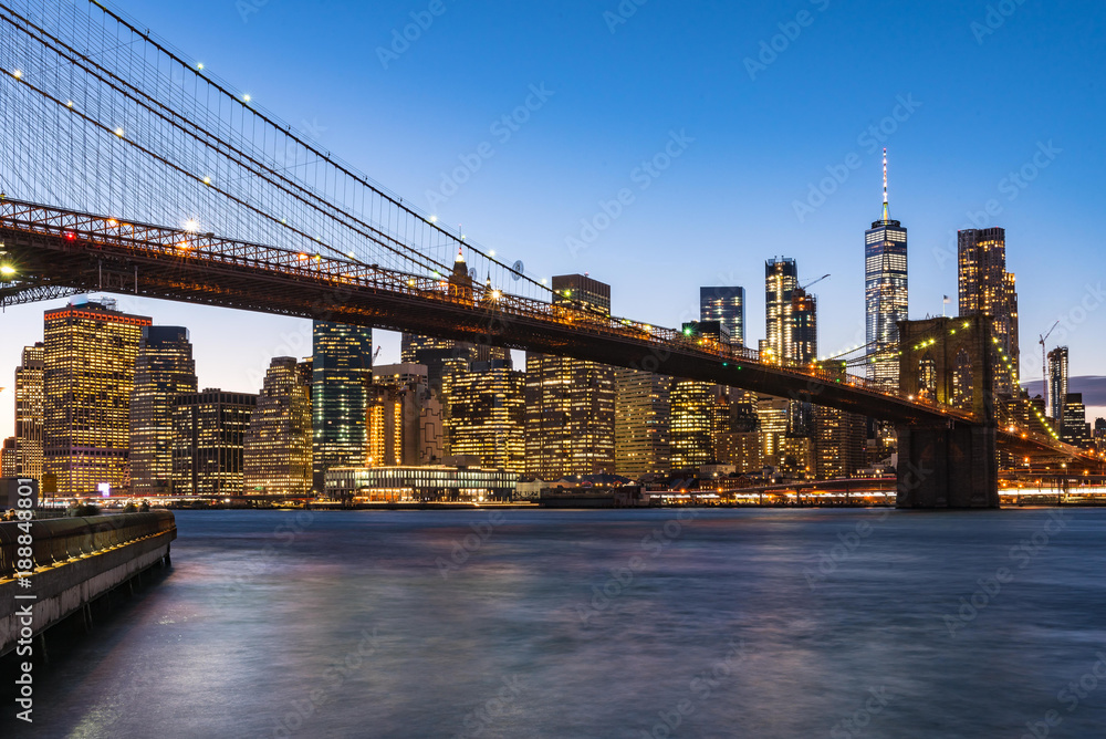 Fototapeta Nowy Jork linia horyzontu widok od mosta brooklyńskiego parka podczas zmierzchu