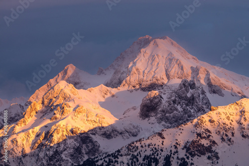 Foto Moody sunset on the snowy mountain