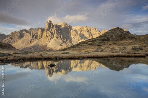 Vall  e de La Clar  e  reflet du massif des Cerces  3093 m  sur un lac sans nom entre les Lacs Long et Rond     gauche les pointes de la Main de Cr  pin  2942 m   Hautes-Alpes  