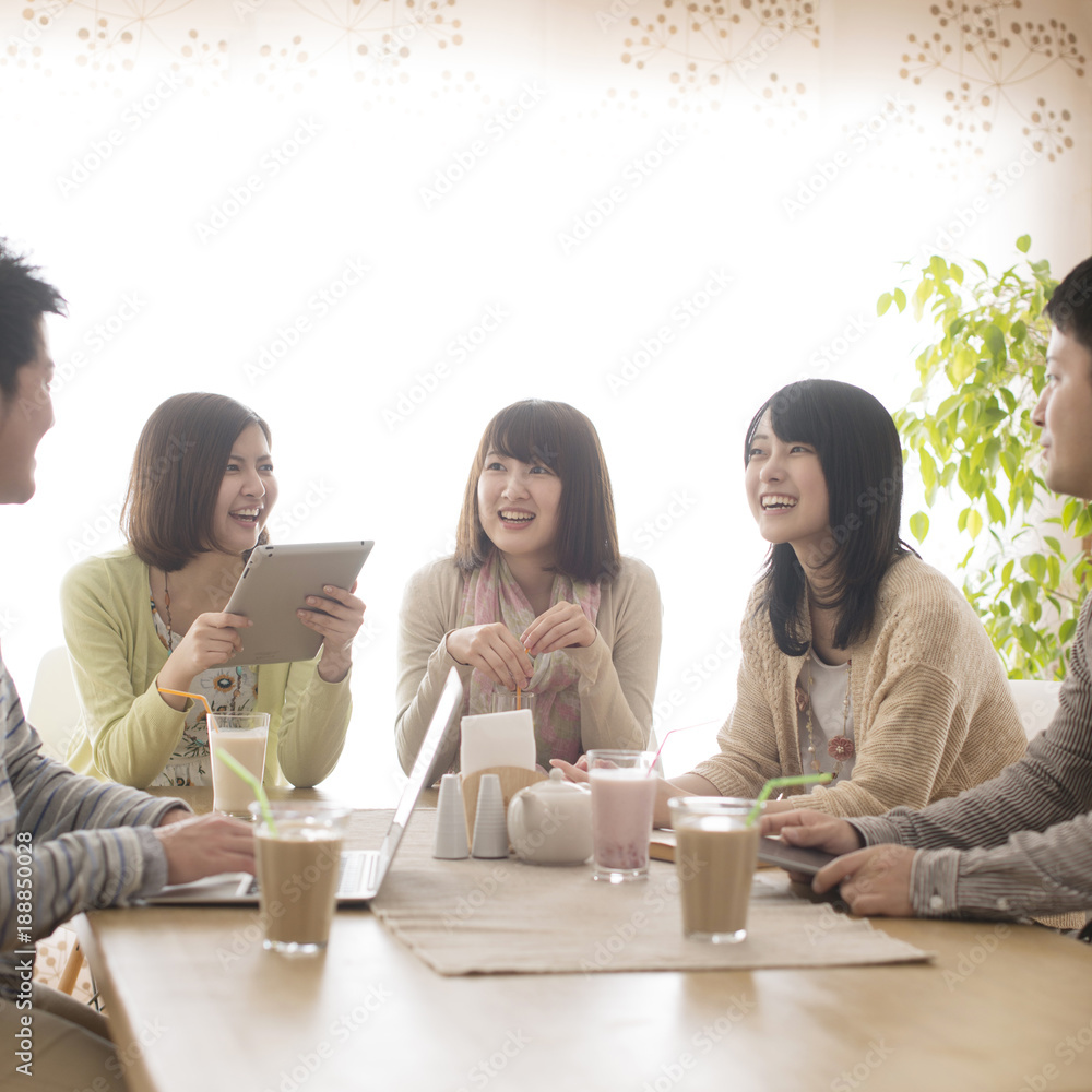 カフェで談笑をする大学生 Stock 写真 Adobe Stock