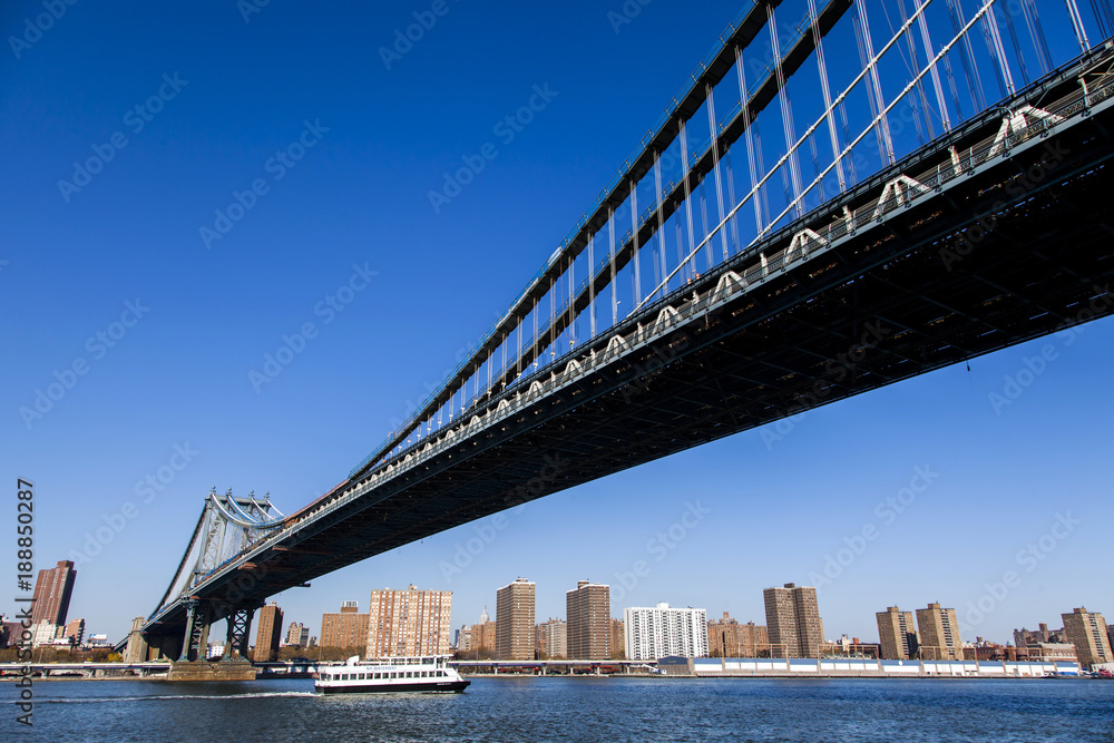 Naklejka premium Williamsburg Bridge and Manhattan Skyline