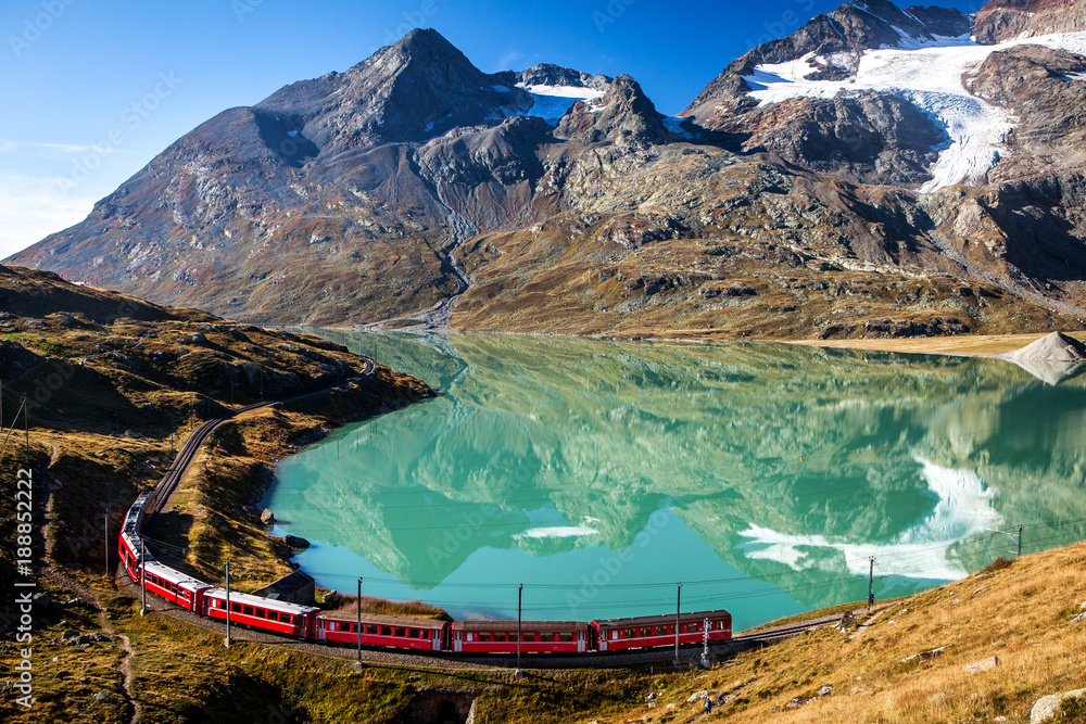 Fototapeta premium pociąg w malowniczych szwajcarskich Alpach wokół berniny i lodowca moteratsch