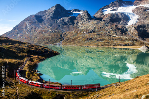 Fototapete train in the scenic swiss alps around bernina and moteratsch glacier